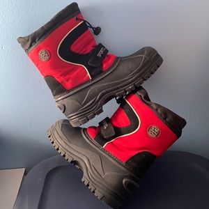 Boy’s snow boots, (barely used) size 4.